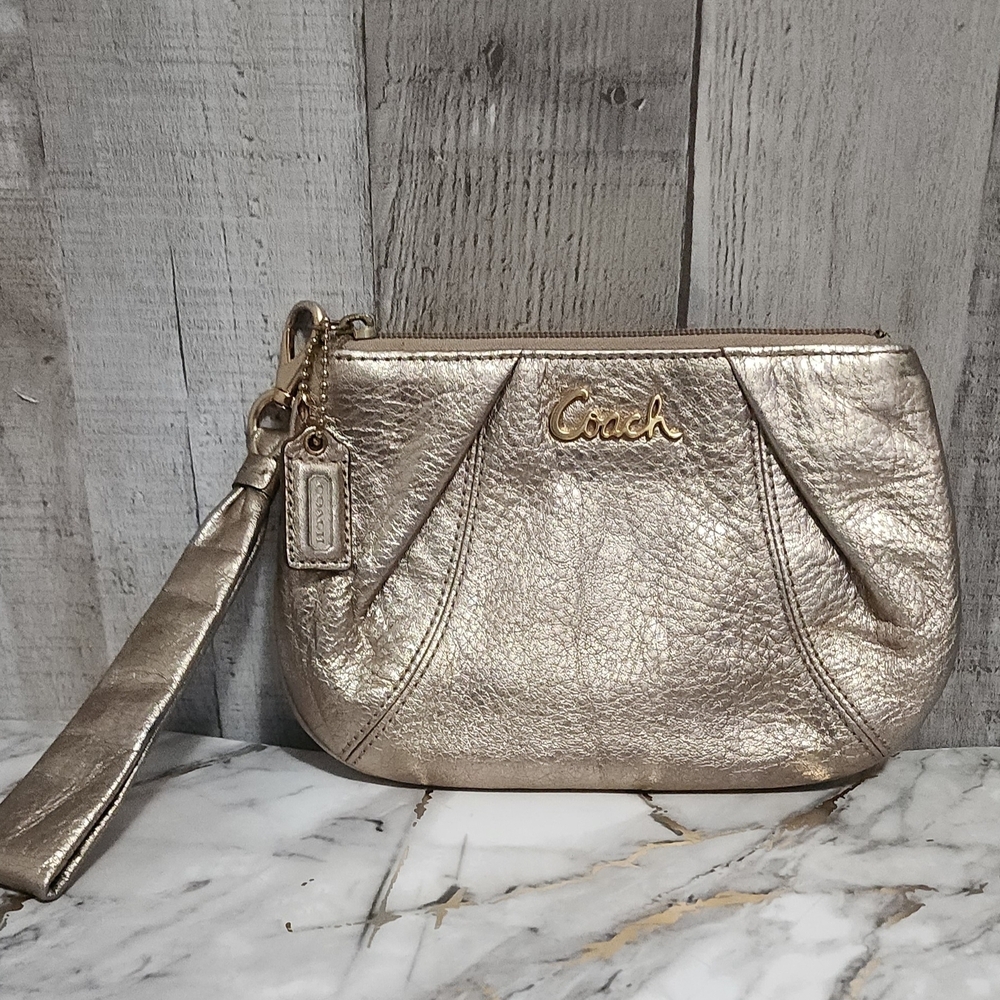 🌷Coach Metallic Rose Gold Leather Wristlet🌷